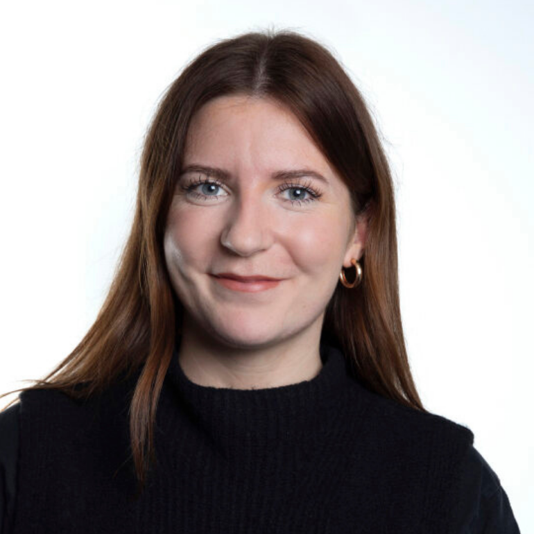 Lara Groves headshot